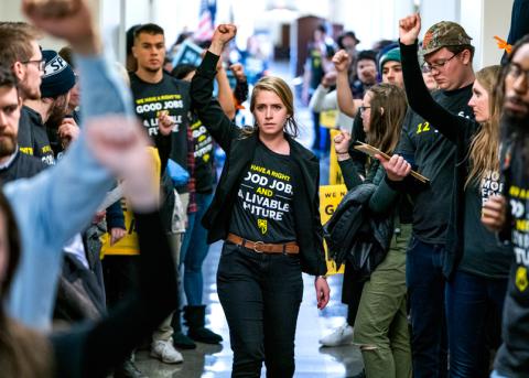 Aktion des Sunrise Movement vor dem Büro eines demokratischen Abgeordneten in Washington D. C