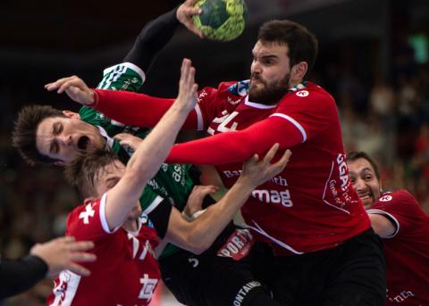 Handballer der Pfadi Winterthur im Match gegen Wacker Thun