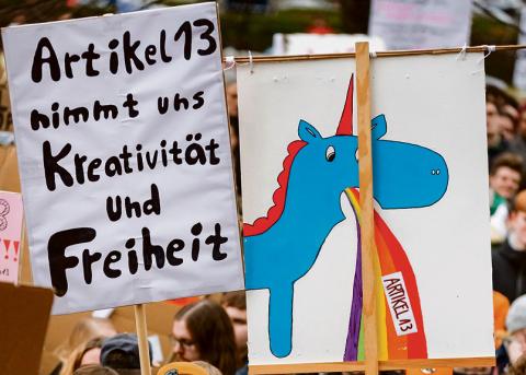 Plakate an einer Demonstration gegen die geplante Urheberrechtsrichtlinie der EU