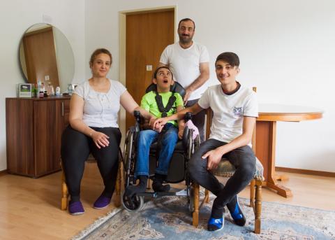 Familie Tahmazov mit Mirsadig (im Rollstuhl)