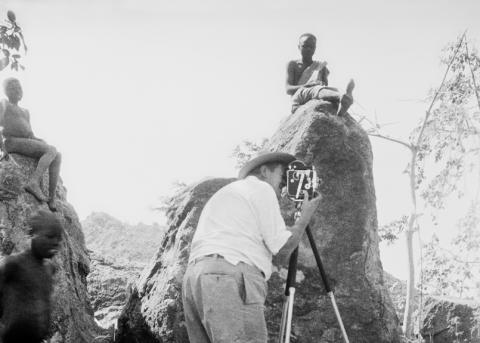 Fotograf und Filmer René Gardi bei der Arbeit