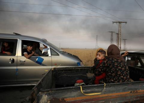 Familien auf der Flucht aus Ras al-Ain in Nordsyrien 