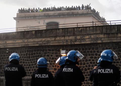 Protestierende Insassen auf dem Dach des Poggioreale-Gefängnisses in Neapel