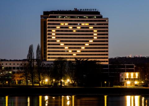 Hochhaus mit Herz-Beleuchtung – Aktion eines Hotels in Bonn