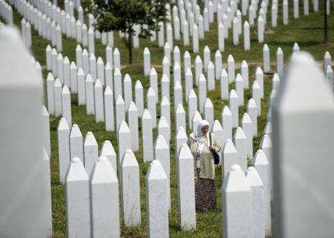 Eine Frau auf dem Friedhof für die Opfer des Massakers von Srebrenica 