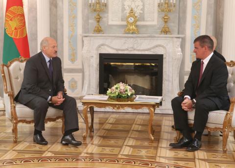 der belarusische Präsident Alexander Lukaschenko und Stadler-Rail-Chef Peter Spuhler