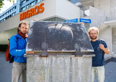 Mülltaucher Mikosch Loutsenko und Daniel Nacht neben einem Abfallcontainer