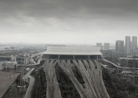 Der Bahnhof von Wuhan während des Lockdowns im Dokumentarfilm «Coronation»