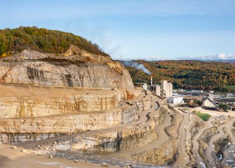 Steinbruch und Zementwerk von Lafarge-Holcim bei La Sarraz VD