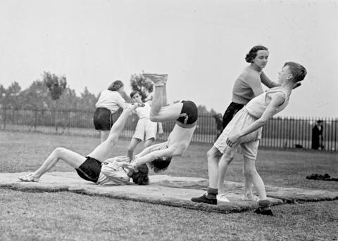 Gemischtes Jiu-Jitsu-Training an einer Schule im englischen Essex, 1938