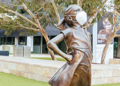 «Furchtlose Mädchen» auf dem Federation Square in Melbourne mit Hygiene-Maske