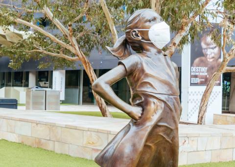 «Furchtlose Mädchen» auf dem Federation Square in Melbourne mit Hygiene-Maske