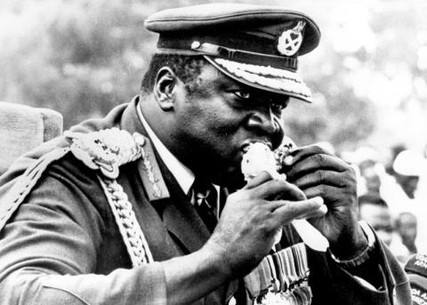 Der ugandische Diktator Idi Amin beisst 1978 in einen Pouletschenkel