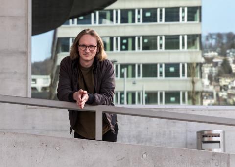 David Bircher beim Gebäude der ZHdK in Zürich