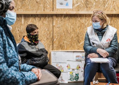 Kinderpsychologin Katrin Glatz Brubakk im Gespräch mit Flüchtlingen in einer Baracke der Ärzte ohne Grenzen auf Lesbos