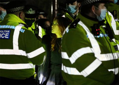 Eine Frau wird an der Mahnwache für Sarah E. am 13. März in London verhaftet