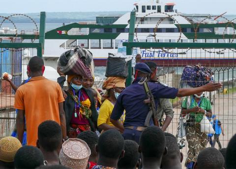 Personen aus Palma im Hafen der Stadt Pemba