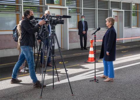 Karin Keller-Sutter vor den Medien am Grenzübergang Rheinfelden