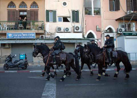 Israelische Polizisten patrouillieren in den Strassen von Jaffa