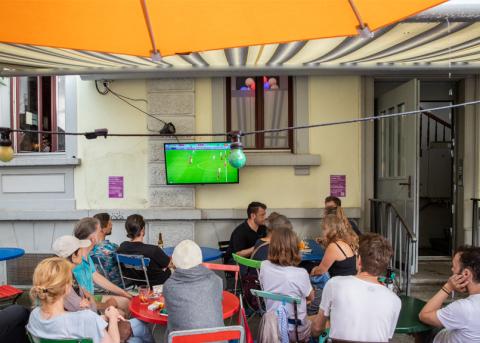 Fernseh-Fussball-Übertragung mit Publikum in einer Gartenbeiz