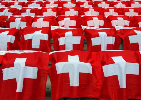 Schweizer Fahnen vor einem EM-Qualifikationsspiel gegen England im St.-Jakob-Park in Basel