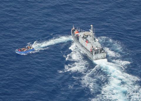 Ein Boot mit Geflüchteten versucht der libyschen Küstenwache zu entkommen