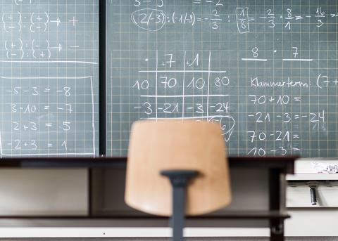 Symbolbild: Wandtafel in einem Klassenzimmer