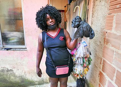 Aline Conceição mit Bonbons und Kaugummis aus der Favela Campinho im Norden von Rio de Janeiro