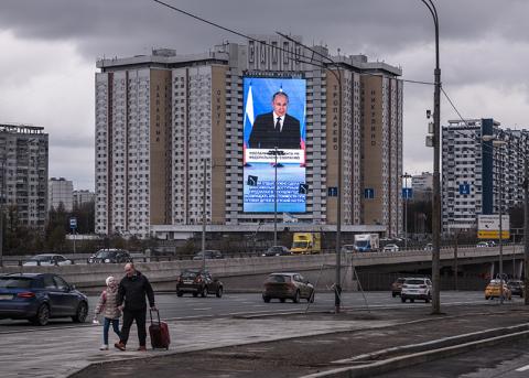 Werbetafel mit Präsident Wladimir Putin an einer Hotelfassade am Rand von Moskau