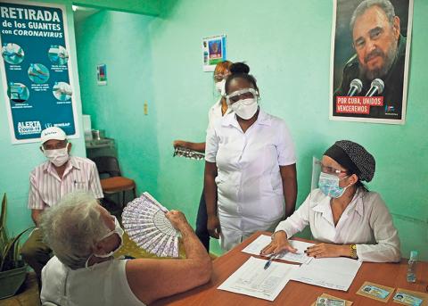 Personen und medizinisches Personal in einem Impfzentrum in Havanna im Mai 2021