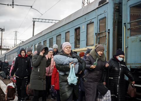 Zivilpersonen vor einem Zug in der Stadt Debalzewe bei der erzwungenen Evakuationen aus den Separatistengebieten nach Russland