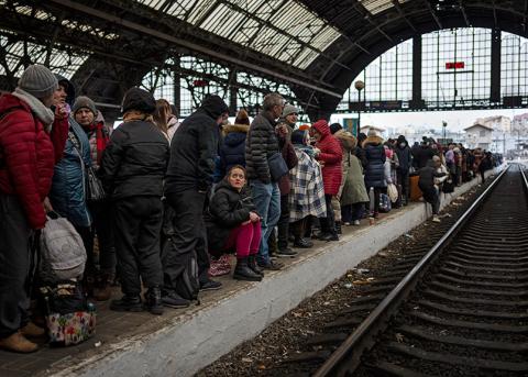 im Bahnhof von Lwiw warten Menschen auf einen Zug, der sie aus der Ukraine bringt