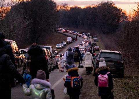 Flüchtende Menschen auf der Autobahn M11, die von Lwiw nach Westen führt
