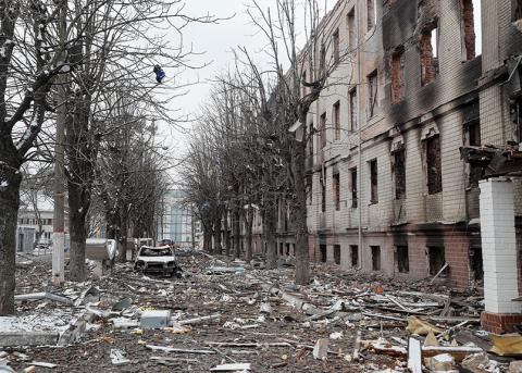 verwüstete Strasse nach einem russischen Angriff auf einen Militärkomplex in Browary nahe Kiew