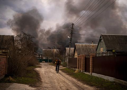 Rauchschwaden über Wohnhäusern nach der Bombardierung einer Fabrik in Irpin