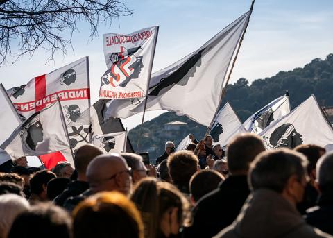 Menschenmenge mit Fahnen an der Beerdigung des Unabhängigkeitsaktivisten Yvan Colonna am 25. Mai in Cargèse