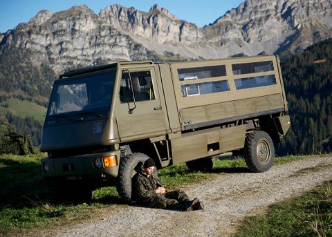 Soldat vor einem Duro-Fahrzeug der Schweizer Armee