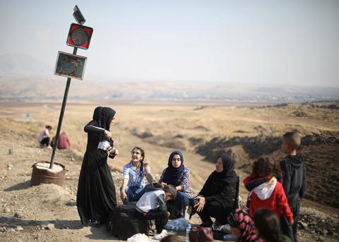 Frauen und Kinder auf der Flucht nach einer Militäroffensive in Ostsyrien