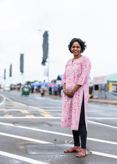 Bhavani Fonseka steht am Strassenrand in Colombo, Sri Lanka