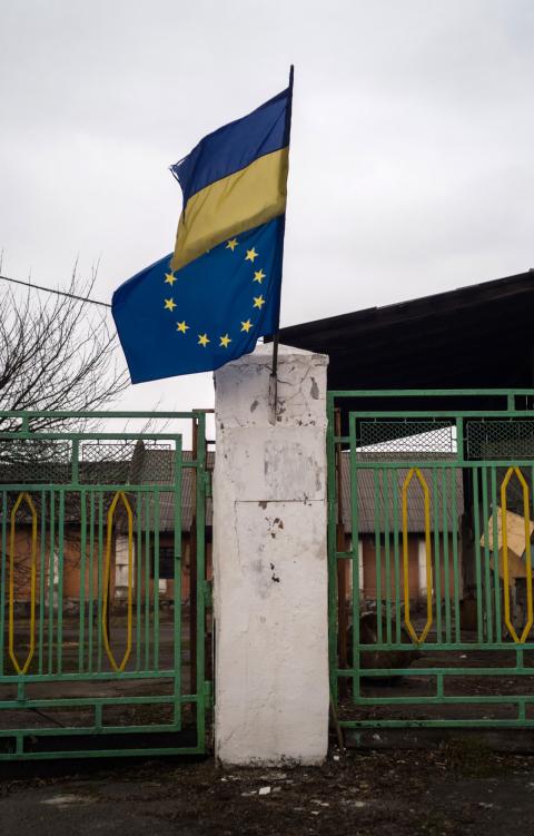 die ukrainische und die EU-Flagge in einem Vorort von Lwiw, Ukraine