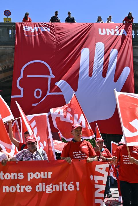 grosses Transparent an der Demo der Gewerkschaft Unia in Zürich