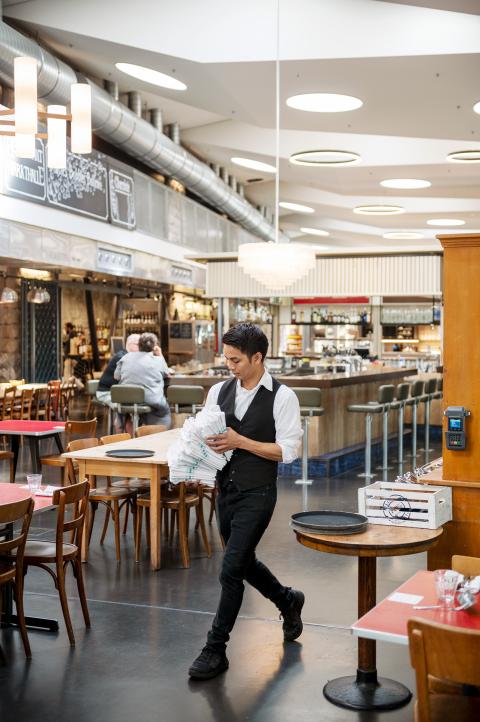 ein Kellner im Restaurant Markthalle in Zürich