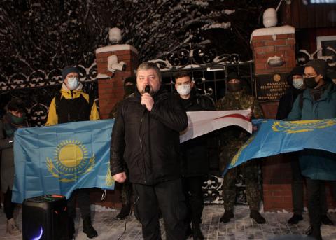 Maxim Butkewitsch bei einer Solidaritätsaktion vor der kasachischen Botschaft in Kyjiw im Januar