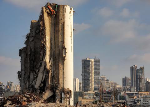 Ruine der explodierten Silos im Hafen von Beirut