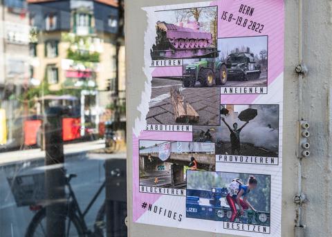 Plakate an einer Wand rufen in Bern zum Protest gegen die ­gross angelegte Militär- und Polizeiübung auf