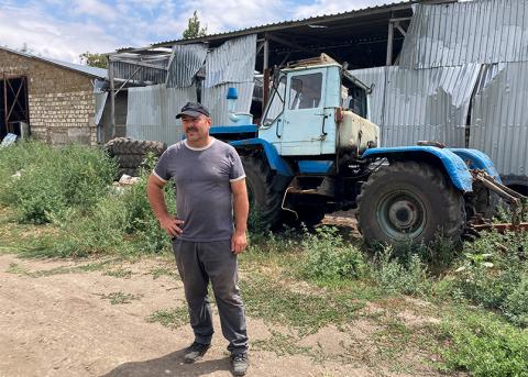 Iwan Kirikowitsch auf seinen Hof im Dorf Selenyi Hai nahe der Kriegsfront