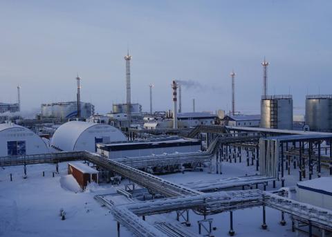 Grosse Industrieanlage mit vielen Rohren im Schnee