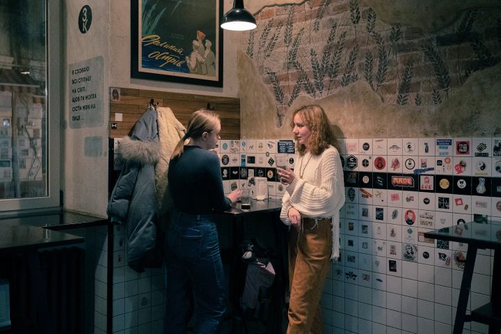 Nastyaund Yeva Lotta in einer Bar in Lwiw