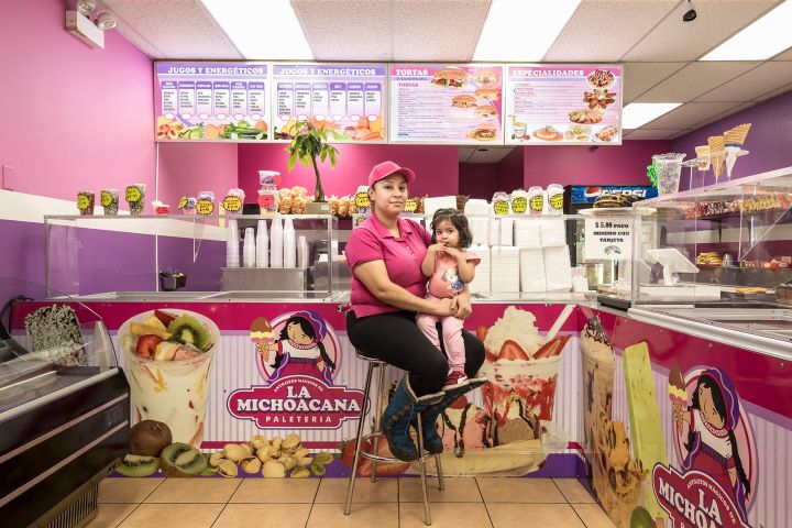 Maribel und Maya in der La Michoacana Paleteria