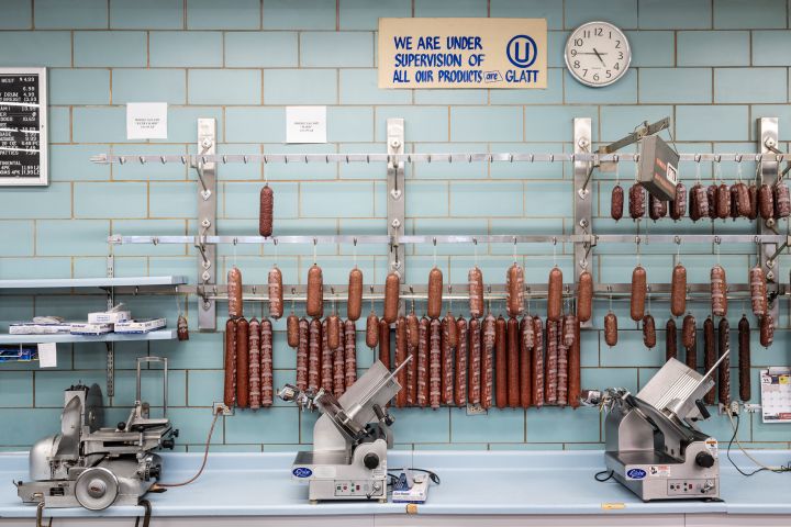 Arbeitsgeräte und Würste in der Romanian Kosher Sausage Co.